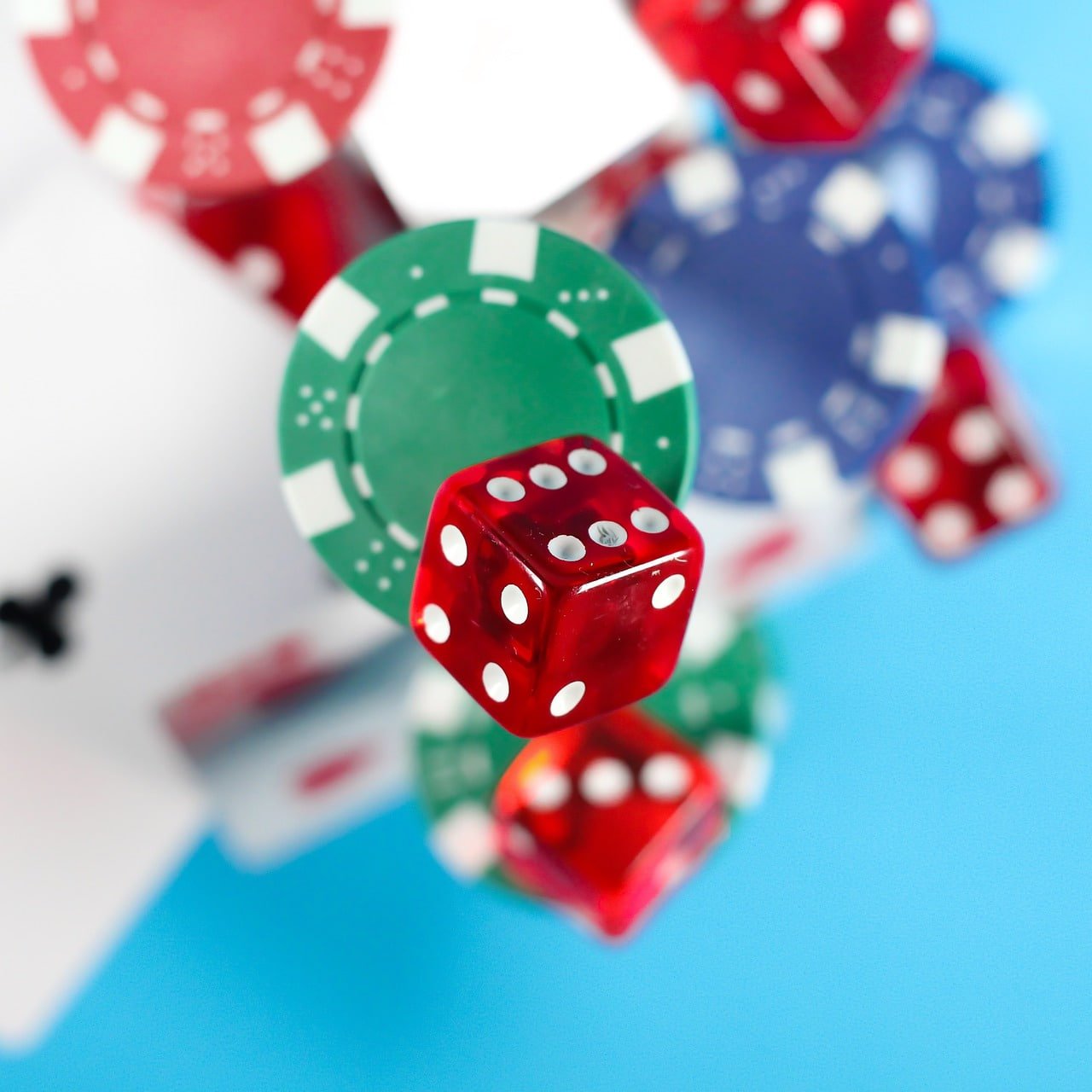 Live Casino Dealer ဖြင့် Baccarat ဖဲဖြန့်နေသောမြင်ကွင်း